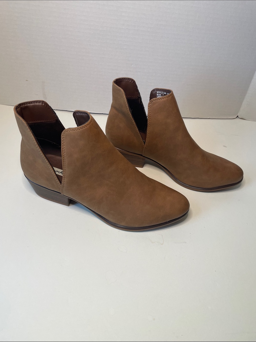 Crochet Women's Size 7  Brown Cutaway Ankle Booties